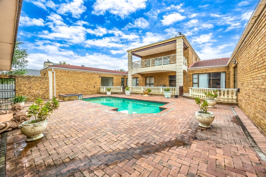 9 Bedroom Property for Sale in Vierlanden Western Cape